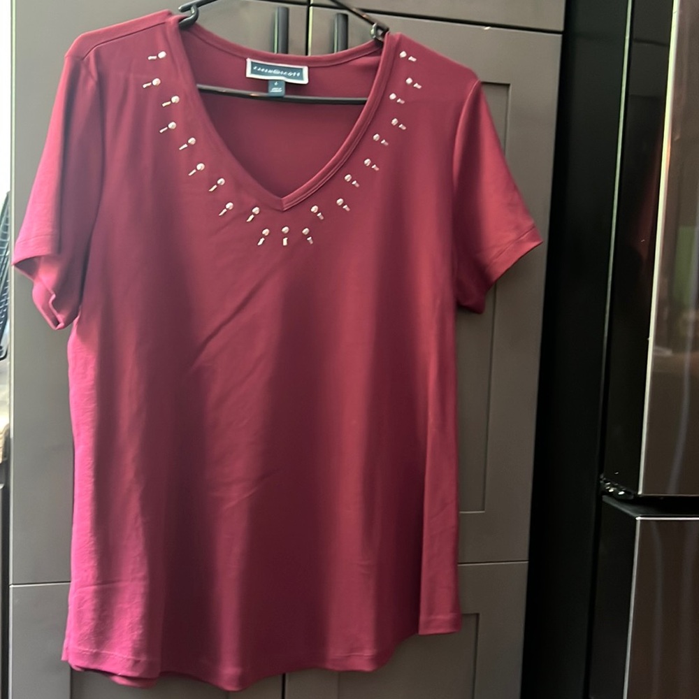 Beautiful V-neck large Top Burgundy